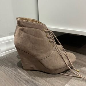Women's Suede Wedge Ankle Boots - Tan
